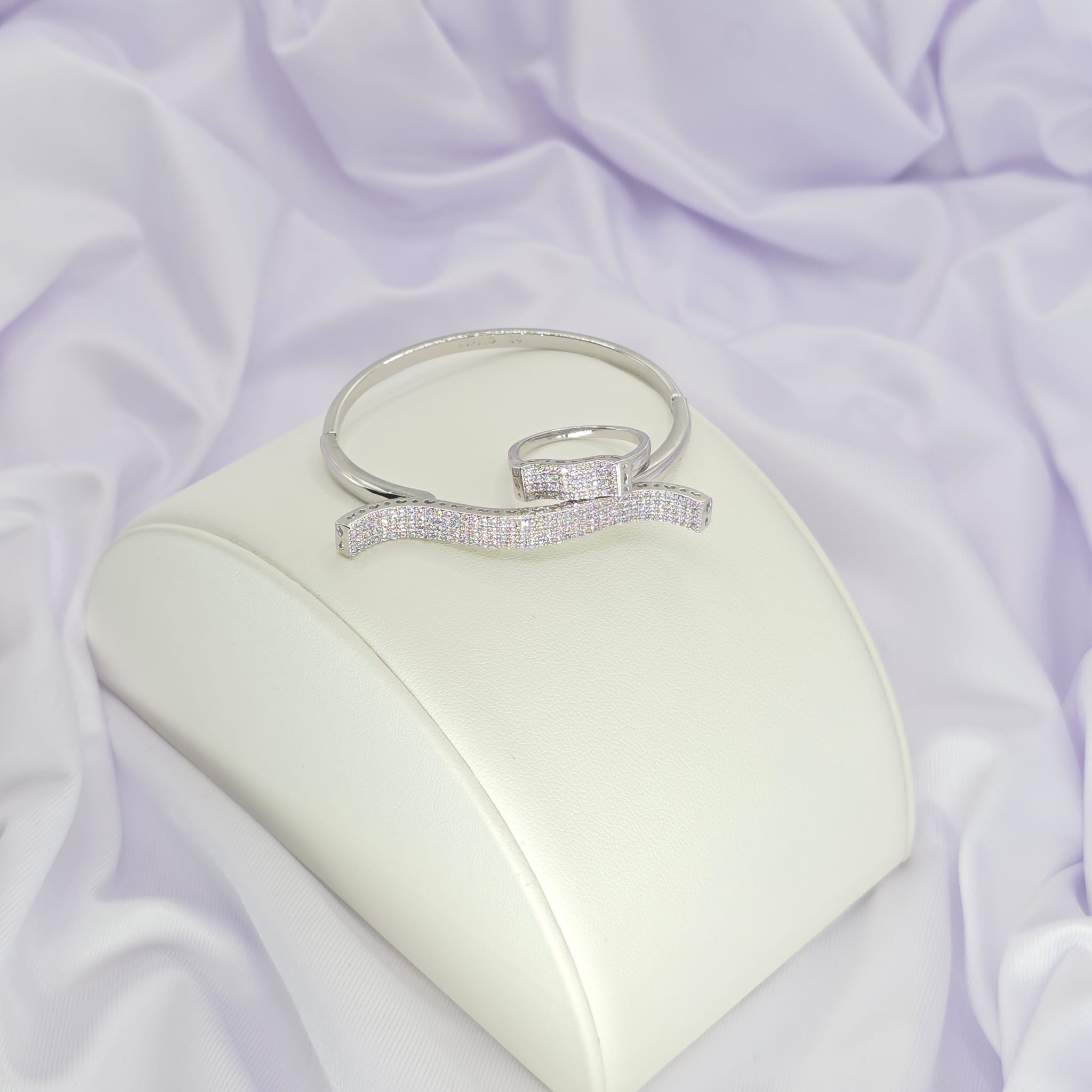 combo de pulsera rígida y anillon